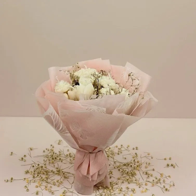 Decorative ivory white bouquet candle with real dried flowers, adding timeless beauty to any home decor